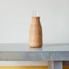 Carafe en verre et rotin