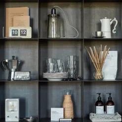 Carafe en verre et rotin