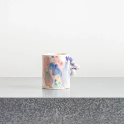 Tasse à café multicolore