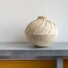 Vase strié en papier mâché
