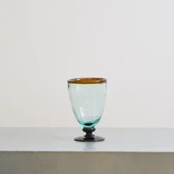 Verre à pied transparent avec ligne ambre